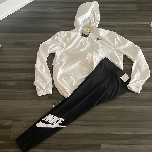 NWT Nike windbreaker (FREE leggings) - Picture 1 of 4